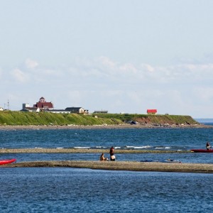 Kayakistes en pause sur une pointe rocheuse © Le Québec maritime-Marc Loiselle