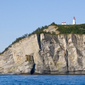 Le phare de cap Gaspé perché sur sa falaise © Le Québec maritime-Marc Loiselle